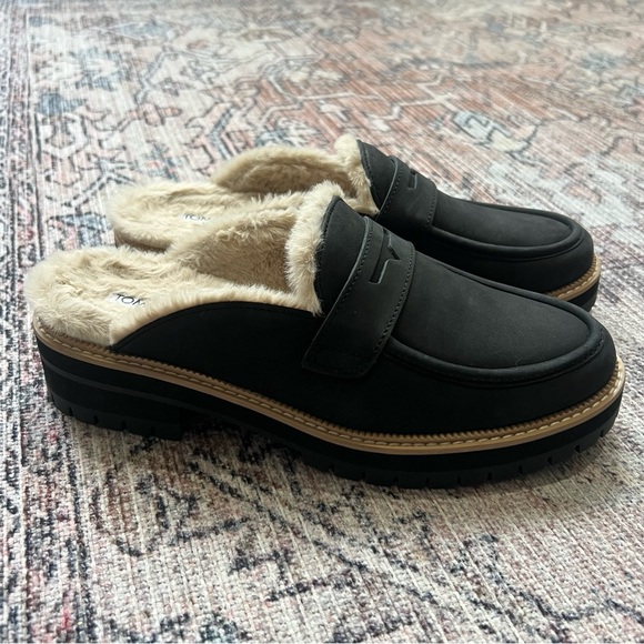 Toms Black Leather Loafers with Cream Lining - Picture 2 of 9